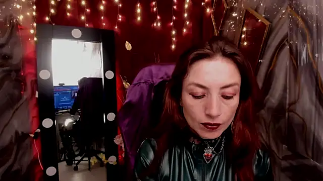Queenscarlettsecret online show from May 4, 2026, 6:37 pm