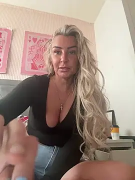 Naughtyhousewife x online show from April 28, 2026, 10:42 am