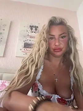 Snapshot of Naughtyhousewife_x chatting on July 26, 2026, 5:53 pm Naughtyhousewife x online show from July 26, 2026, 5:53 pm