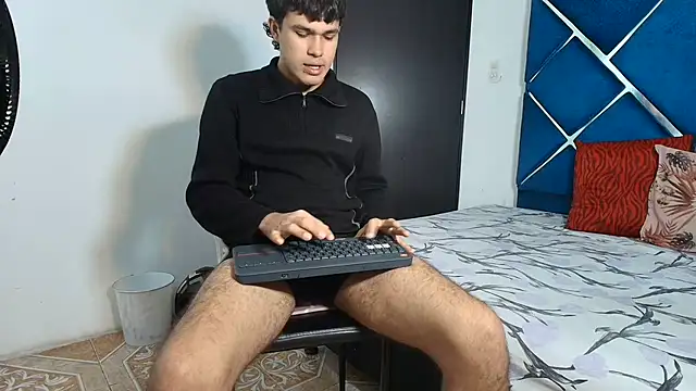 Snapshot of EdwinBoys chatting on July 13, 2026, 1:47 pm EdwinBoys online show from July 13, 2026, 1:47 pm