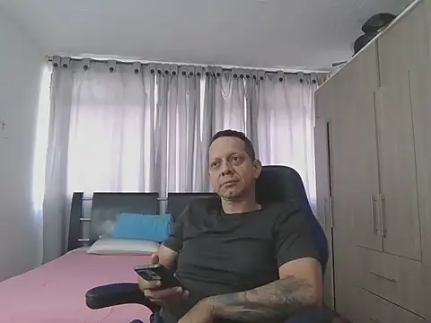 LeonR8901 online show from April 27, 2026, 1:42 pm