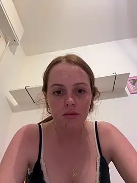 lilysmn online show from April 15, 2026, 8:09 pm