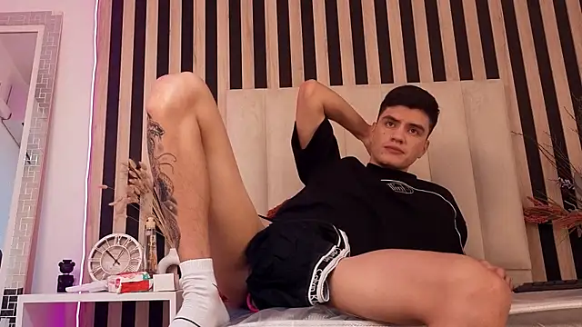 LeoTease online show from May 17, 2026, 4:36 pm