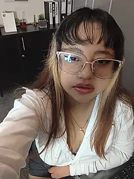 Snapshot of BelleVivianne chatting on May 26, 2026, 12:56 pm BelleVivianne online show from May 26, 2026, 12:56 pm