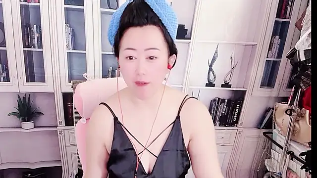 LXU9 online show from May 13, 2026, 5:05 am