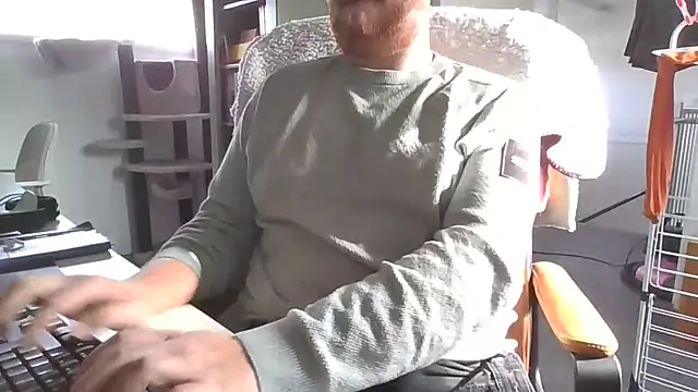 richard9718 online show from May 5, 2026, 3:42 pm