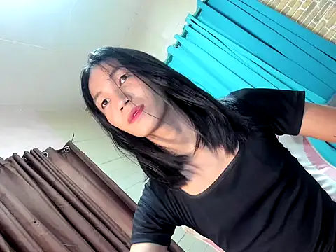 urnaughty kim online show from June 25, 2026, 3:39 am