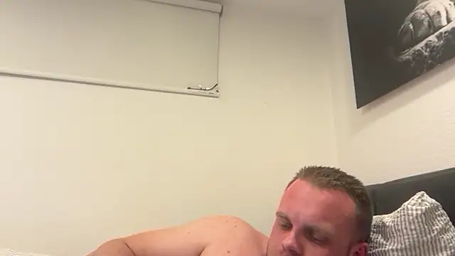 hallihallo12343 online show from April 20, 2026, 10:11 pm