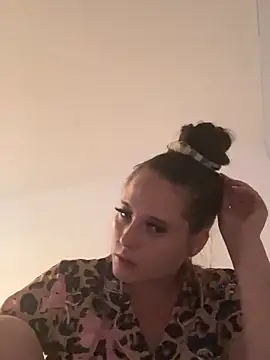 Poppylooloo online show from June 14, 2026, 1:46 pm