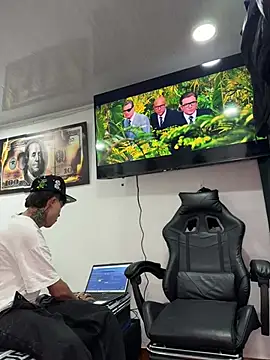 Jackdaniel001  online show from May 28, 2026, 2:53 am