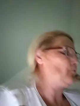 Divineblond online show from May 22, 2026, 4:23 pm