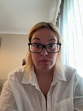 Snapshot of SecretRavenXO chatting on May 13, 2026, 2:25 pm SecretRavenXO online show from May 13, 2026, 2:25 pm