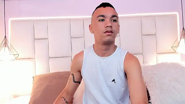 Snapshot of AndresSolorzano1 chatting on June 19, 2026, 5:34 am AndresSolorzano1 online show from June 19, 2026, 5:34 am