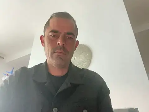 Riccardo86xx online show from May 17, 2026, 4:21 am