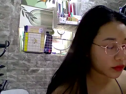 SaphiaZin online show from May 6, 2026, 3:46 am