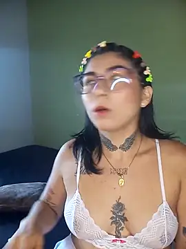 PequenaNena online show from April 30, 2026, 2:23 pm