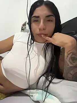 Snapshot of InesD_Arcy chatting on May 27, 2026, 11:02 pm InesD Arcy online show from May 27, 2026, 11:02 pm