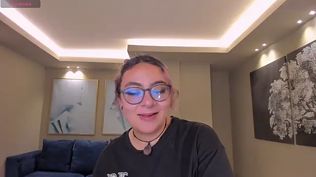 Snapshot of LoiseHarper chatting on May 10, 2026, 11:21 pm LoiseHarper online show from May 10, 2026, 11:21 pm