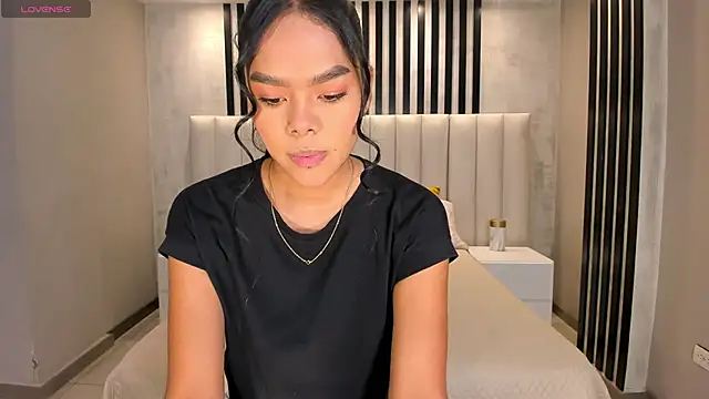 Snapshot of SaphiraJames chatting on May 28, 2026, 2:20 am SaphiraJames online show from May 28, 2026, 2:20 am