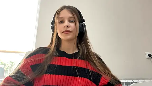 SerafinaAreizaga online show from June 10, 2026, 9:52 am