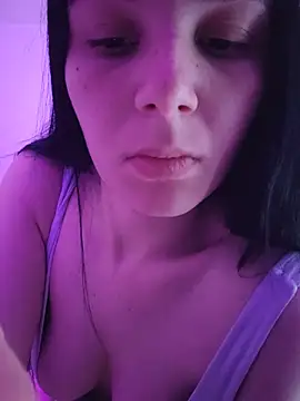 EMILLYREED11 online show from May 16, 2026, 8:33 am