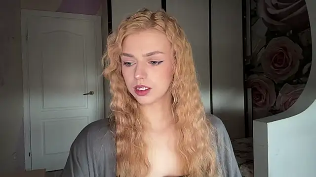 ScarlettRosy online show from May 10, 2026, 4:06 am