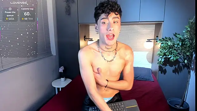 Spencerwhite  online show from May 17, 2026, 9:33 pm