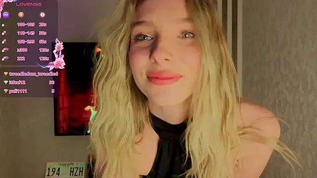 NikkiNicoleNyx online show from May 11, 2026, 4:04 pm