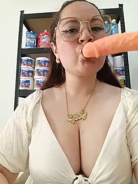 Snapshot of VANESSA__28 chatting on May 18, 2026, 2:01 pm VANESSA 28 online show from May 18, 2026, 2:01 pm