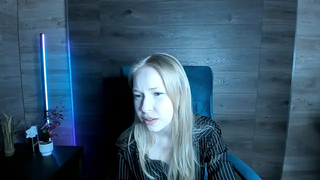 LovvieLov online show from May 5, 2026, 4:48 pm
