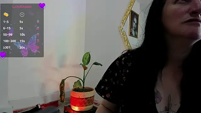 CloeMature online show from May 12, 2026, 2:19 am