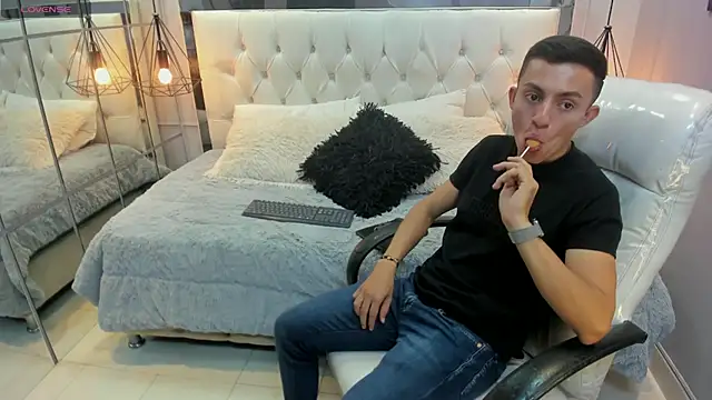 oliver chaze  online show from May 8, 2026, 10:15 pm