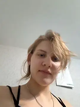 mooniekiss online show from May 11, 2026, 7:22 pm