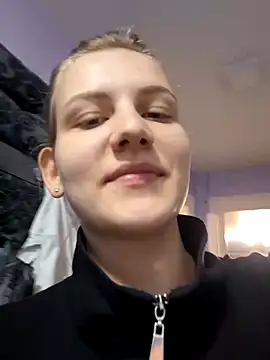 mooniekiss online show from May 12, 2026, 7:55 pm