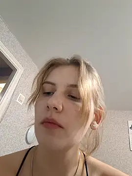 mooniekiss online show from May 14, 2026, 4:58 pm