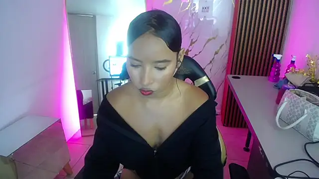 SCARLET ROUSE M online show from May 12, 2026, 7:44 pm