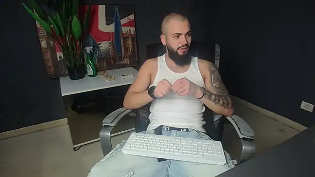 OscarWillss online show from June 15, 2026, 4:25 am