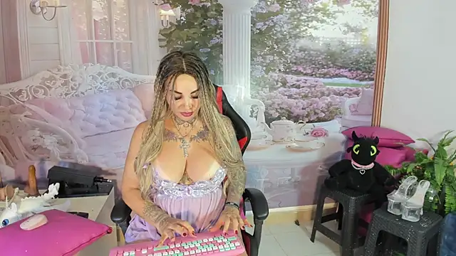 Snapshot of LaylaWatsson chatting on May 24, 2026, 8:58 pm LaylaWatsson online show from May 24, 2026, 8:58 pm