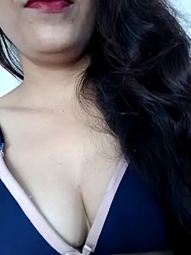 Reena2222 online show from May 12, 2026, 4:09 am
