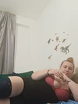 Snapshot of JuliaBestX chatting on June 9, 2026, 7:03 pm JuliaBestX online show from June 9, 2026, 7:03 pm