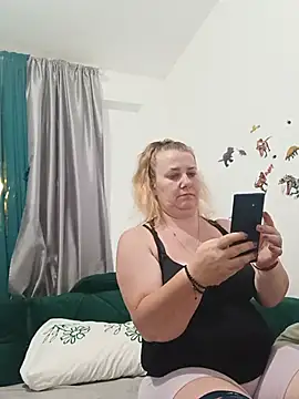 Snapshot of JuliaBestX chatting on June 25, 2026, 9:52 pm JuliaBestX online show from June 25, 2026, 9:52 pm