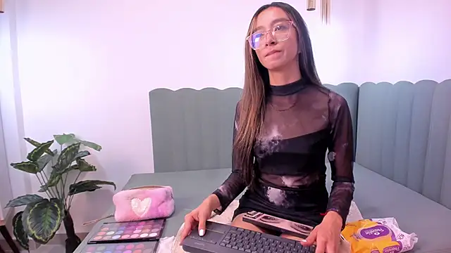 HannaCarttier  online show from May 14, 2026, 12:23 pm