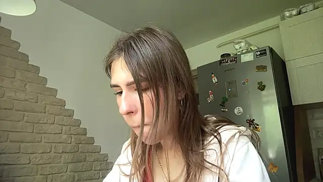 ZaraGuyette online show from June 3, 2026, 4:04 am