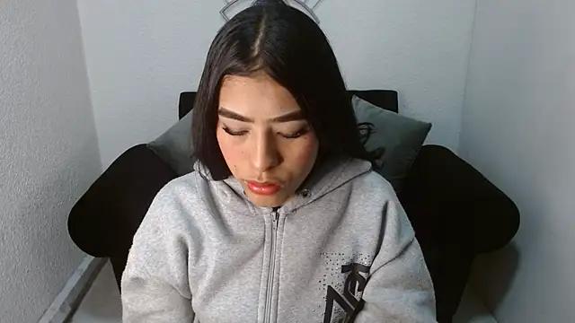 naomyfuckhard online show from May 13, 2026, 12:24 pm