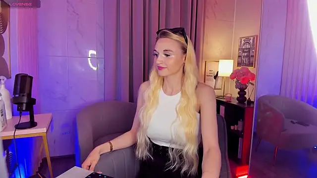 Snapshot of Mila__Lux chatting on May 25, 2026, 8:26 pm Mila Lux online show from May 25, 2026, 8:26 pm