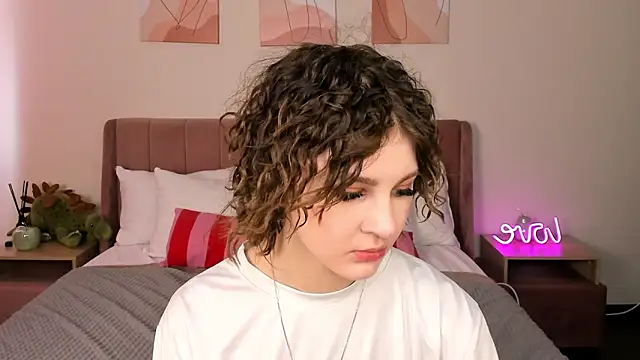Snapshot of Kira__Fluffy chatting on May 18, 2026, 5:35 am Kira Fluffy online show from May 18, 2026, 5:35 am