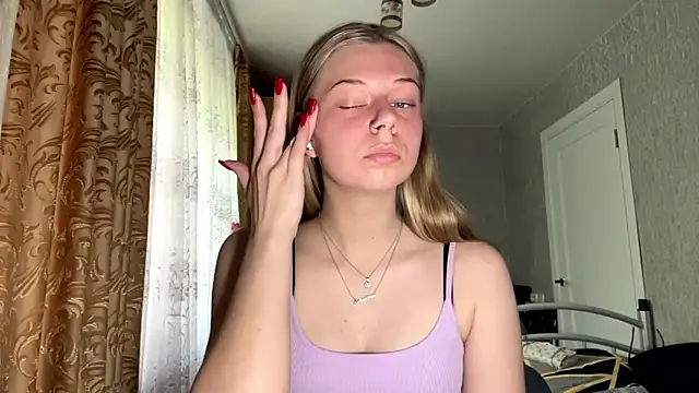 HoneysPiee online show from June 10, 2026, 10:03 am