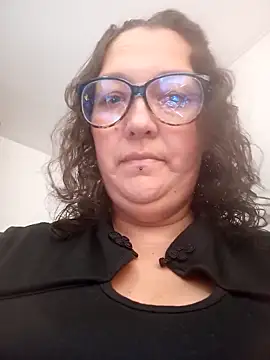 Snapshot of -Saraqueen-- chatting on May 20, 2026, 4:02 pm -Saraqueen-- online show from May 20, 2026, 4:02 pm
