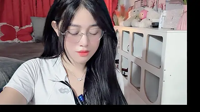 Bee-Cherry online show from May 27, 2026, 3:03 am