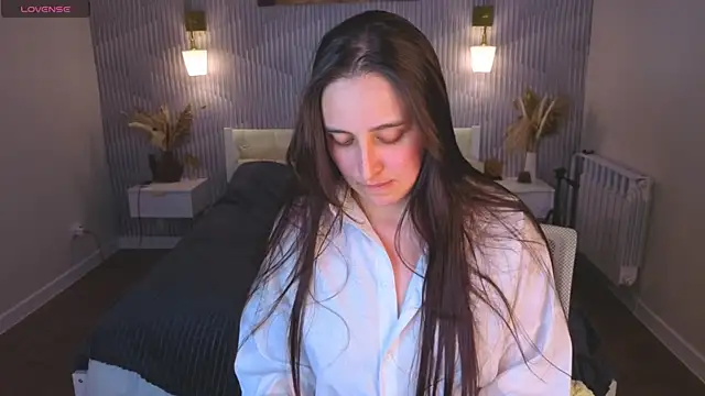 Elizabet Colllins online show from July 6, 2026, 3:03 pm